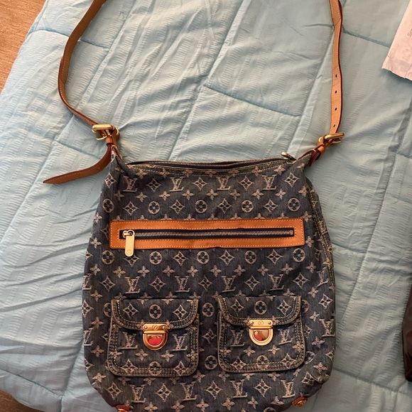 Gorgeous Louis Vuitton denim hobo style bag - Picture 7 of 9